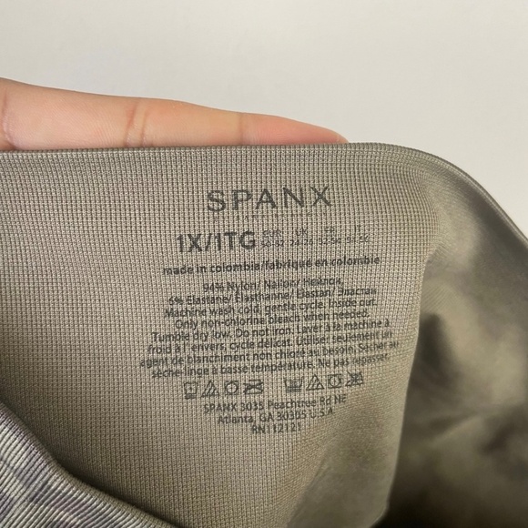 Spanx Look At Me Now Seamless Cropped Leggings - Picture 7 of 7